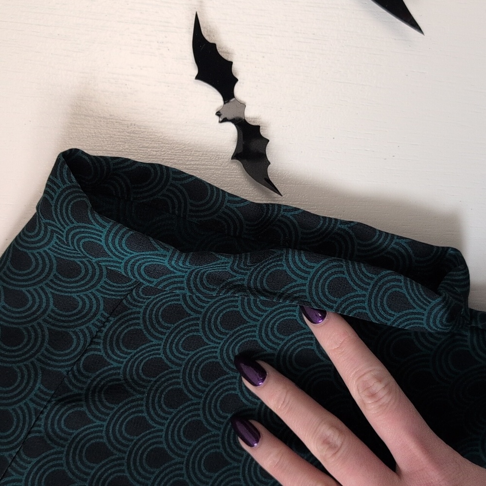 Express Women's Emerald Green Patterned Blouse - image 4